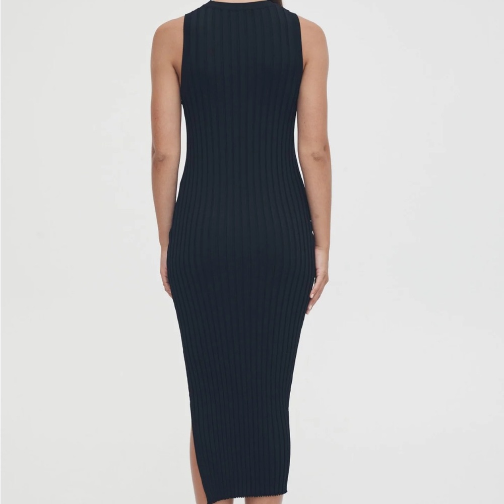 Chic Black Ribbed Midi Dress - Picture 4 of 11